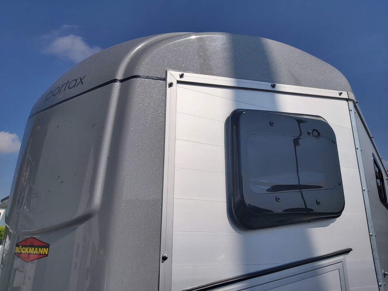 Pferdeanhänger Böckmann Portax Esprit silver&black silver SKASattelkammer Trittschutz 100km/H 2400kg - Remolque para caballos: foto 2 Pferdeanhänger Böckmann Portax Esprit silver&black silver SKASattelkammer Trittschutz 100km/H 2400kg - Remolque para caballos: foto 2
