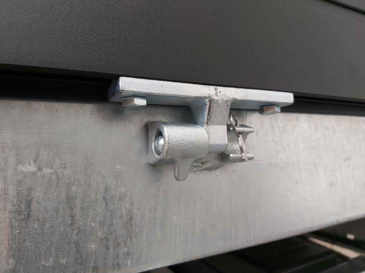 Remolque volquete Saris Kipper K1 356 184 3500 2 E 356x184x35cm black Elektro&Not 13" (L) 3500kg preorder 2024: foto 10 Remolque volquete Saris Kipper K1 356 184 3500 2 E 356x184x35cm black Elektro&Not 13" (L) 3500kg preorder 2024: foto 10