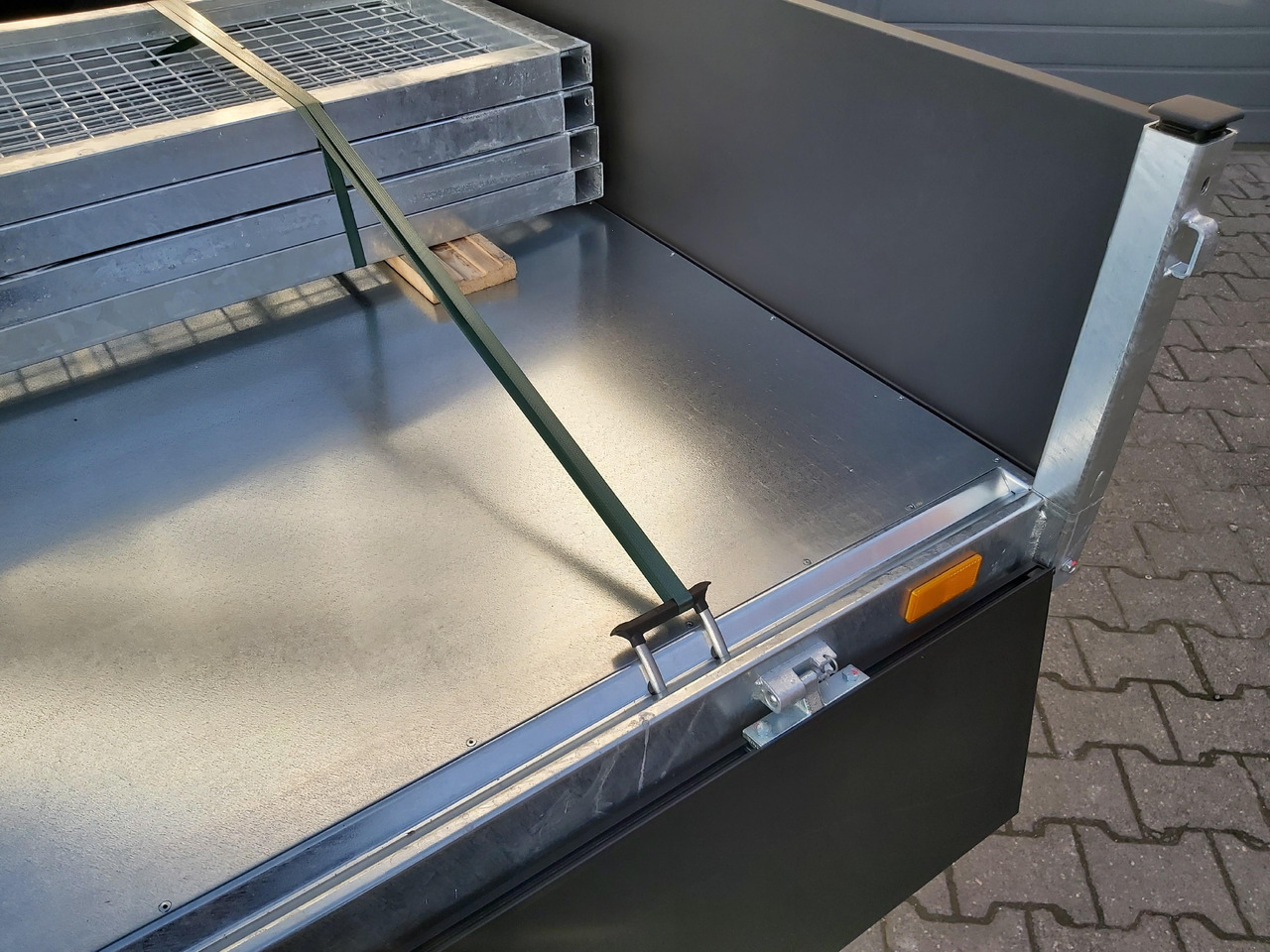 Saris Kipper K3 406 204 3500 2 E 406x204x35 black elektro NH Rampen Blattfeder 3500kg Herbst Aktion - Remolque volquete: foto 5 Saris Kipper K3 406 204 3500 2 E 406x204x35 black elektro NH Rampen Blattfeder 3500kg Herbst Aktion - Remolque volquete: foto 5