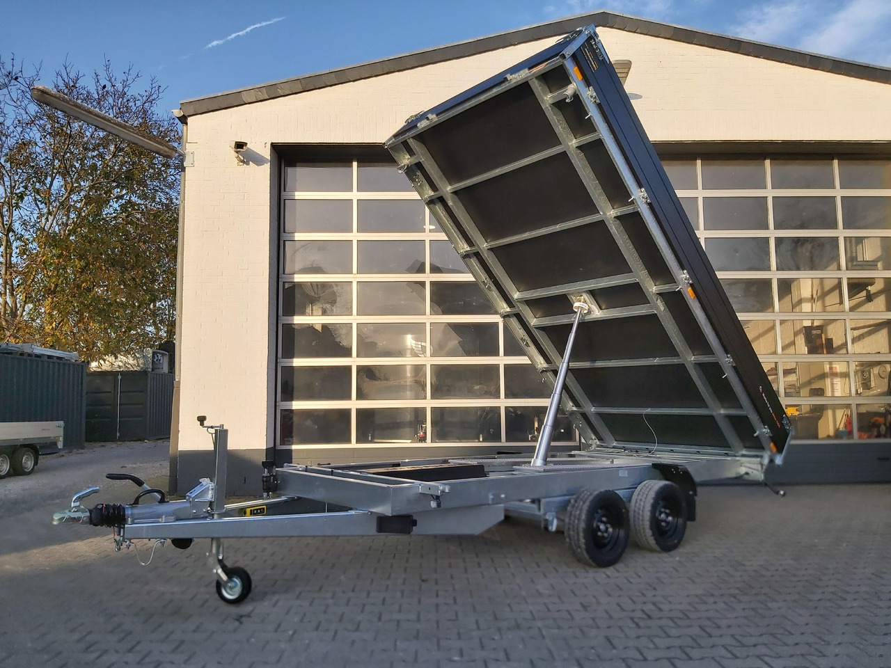 Saris Kipper K3 406 204 3500 2 E 406x204x35 black elektro NH Rampen Blattfeder 3500kg Herbst Aktion - Remolque volquete: foto 1 Saris Kipper K3 406 204 3500 2 E 406x204x35 black elektro NH Rampen Blattfeder 3500kg Herbst Aktion - Remolque volquete: foto 1