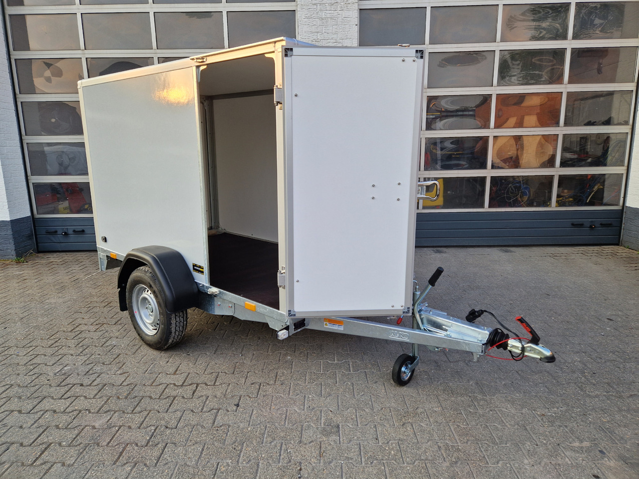 Saris Koffer GO 256 134 1350 1 GFK grau Seitentür (S) 1300kg Modell 2024 - Remolque caja cerrada: foto 3 Saris Koffer GO 256 134 1350 1 GFK grau Seitentür (S) 1300kg Modell 2024 - Remolque caja cerrada: foto 3