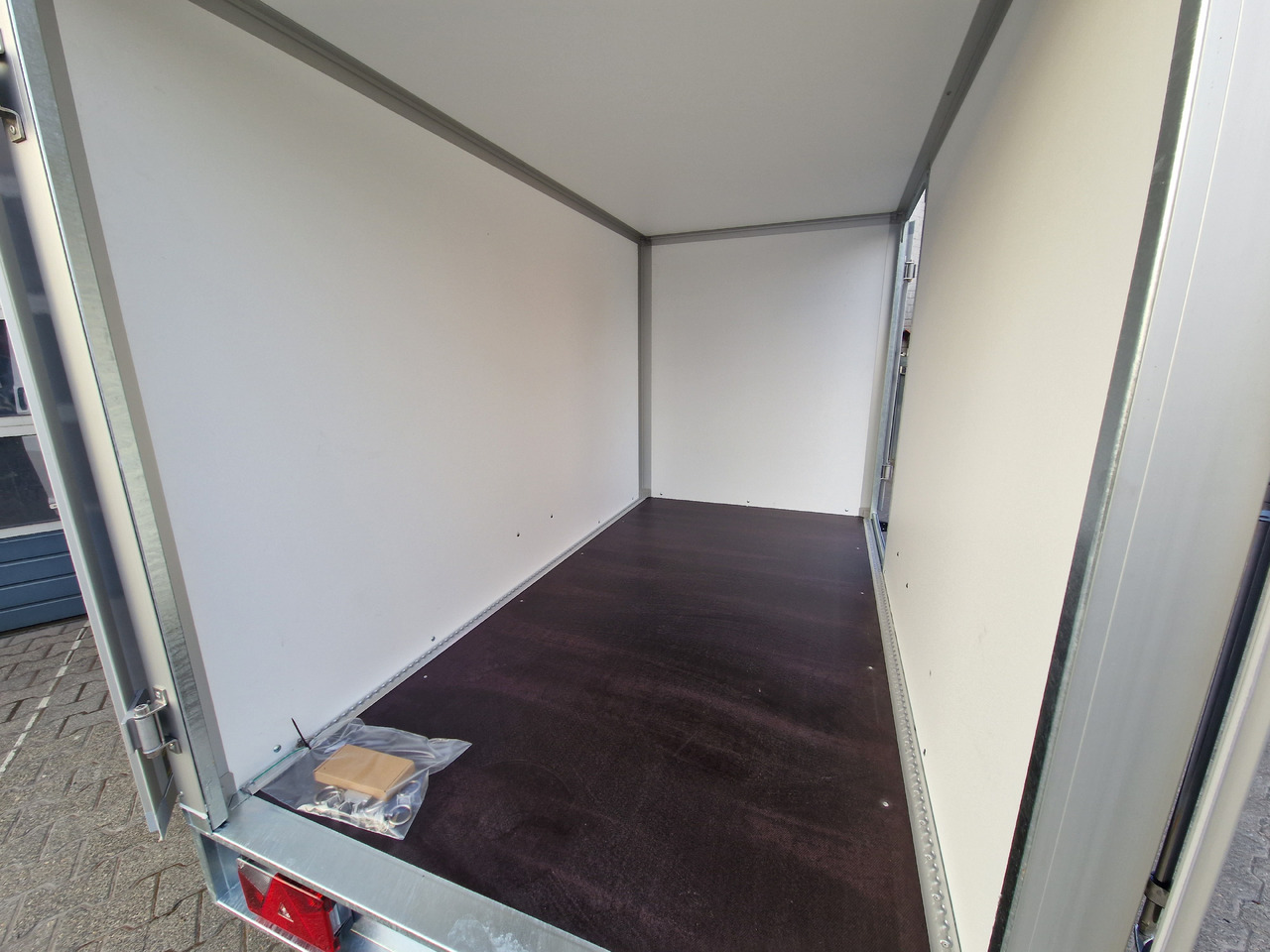 Saris Koffer GO 256 134 1350 1 GFK grau Seitentür (S) 1300kg Modell 2024 - Remolque caja cerrada: foto 5 Saris Koffer GO 256 134 1350 1 GFK grau Seitentür (S) 1300kg Modell 2024 - Remolque caja cerrada: foto 5