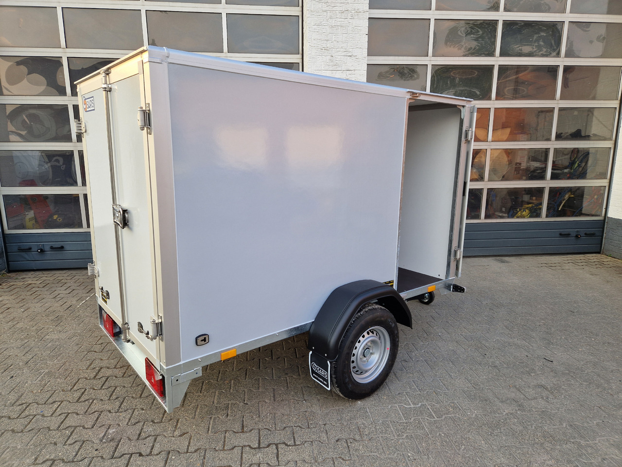 Saris Koffer GO 256 134 1350 1 GFK grau Seitentür (S) 1300kg Modell 2024 - Remolque caja cerrada: foto 2 Saris Koffer GO 256 134 1350 1 GFK grau Seitentür (S) 1300kg Modell 2024 - Remolque caja cerrada: foto 2