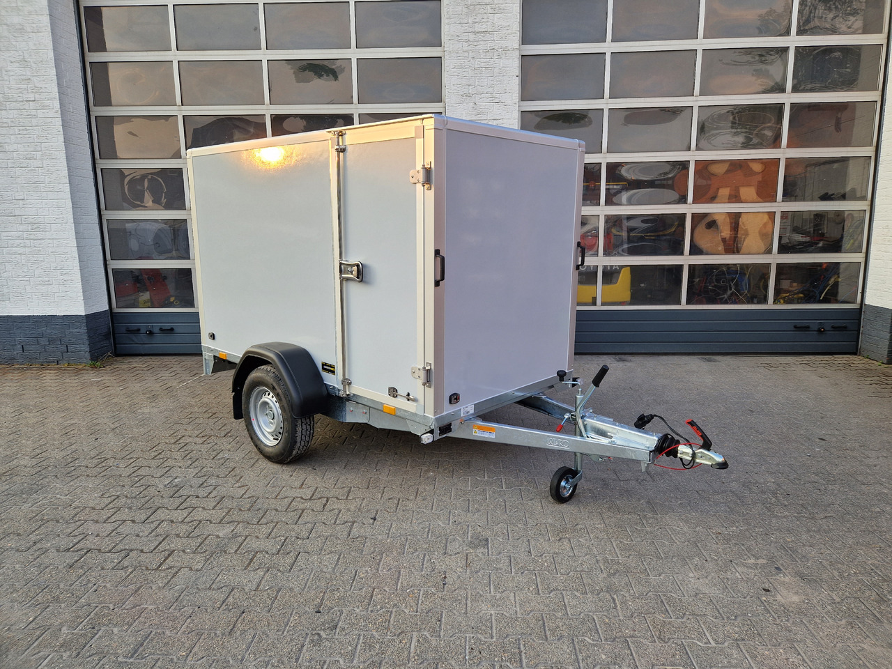 Saris Koffer GO 256 134 1350 1 GFK grau Seitentür (S) 1300kg Modell 2024 - Remolque caja cerrada: foto 1 Saris Koffer GO 256 134 1350 1 GFK grau Seitentür (S) 1300kg Modell 2024 - Remolque caja cerrada: foto 1