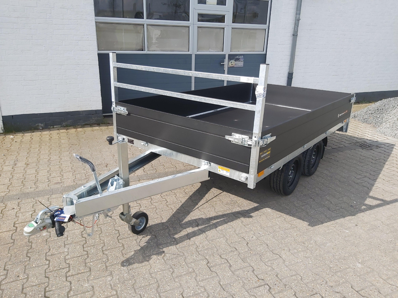 Saris PL306 170 2700 2 306x170x30cm black Edition LED Beleuchtung H Gestell 13" (M) 2700kg - Remolque plataforma/ Caja abierta: foto 1 Saris PL306 170 2700 2 306x170x30cm black Edition LED Beleuchtung H Gestell 13" (M) 2700kg - Remolque plataforma/ Caja abierta: foto 1