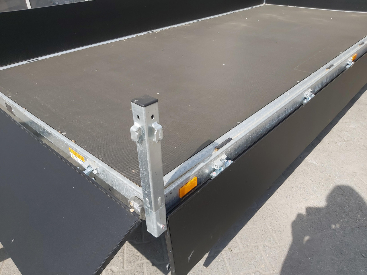Saris PL406 184 2700 2 406x184x35cm black Edition LED Beleuchtung 13" (XL) 2700kg - Remolque plataforma/ Caja abierta: foto 4 Saris PL406 184 2700 2 406x184x35cm black Edition LED Beleuchtung 13" (XL) 2700kg - Remolque plataforma/ Caja abierta: foto 4