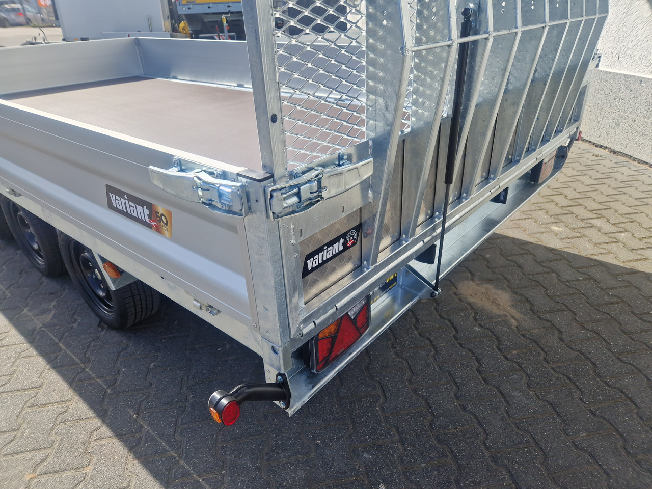 Remolque volquete Variant Maschinentransporter 3543 UX Maxi Load LED Tridem Parabelfederung 3500kg: foto 9 Remolque volquete Variant Maschinentransporter 3543 UX Maxi Load LED Tridem Parabelfederung 3500kg: foto 9