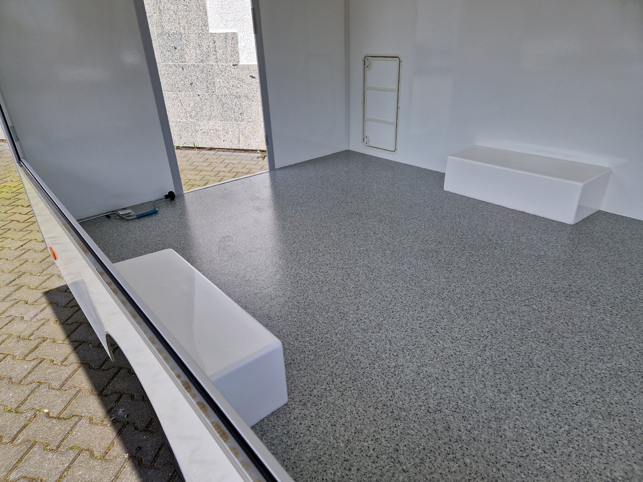 Verkaufsanhänger VK 300 220 aero retro 300x220x230cm 2 Verkaufsklappen rechts & vorn Hecktür 1300kg - Remolque venta ambulante: foto 5 Verkaufsanhänger VK 300 220 aero retro 300x220x230cm 2 Verkaufsklappen rechts & vorn Hecktür 1300kg - Remolque venta ambulante: foto 5