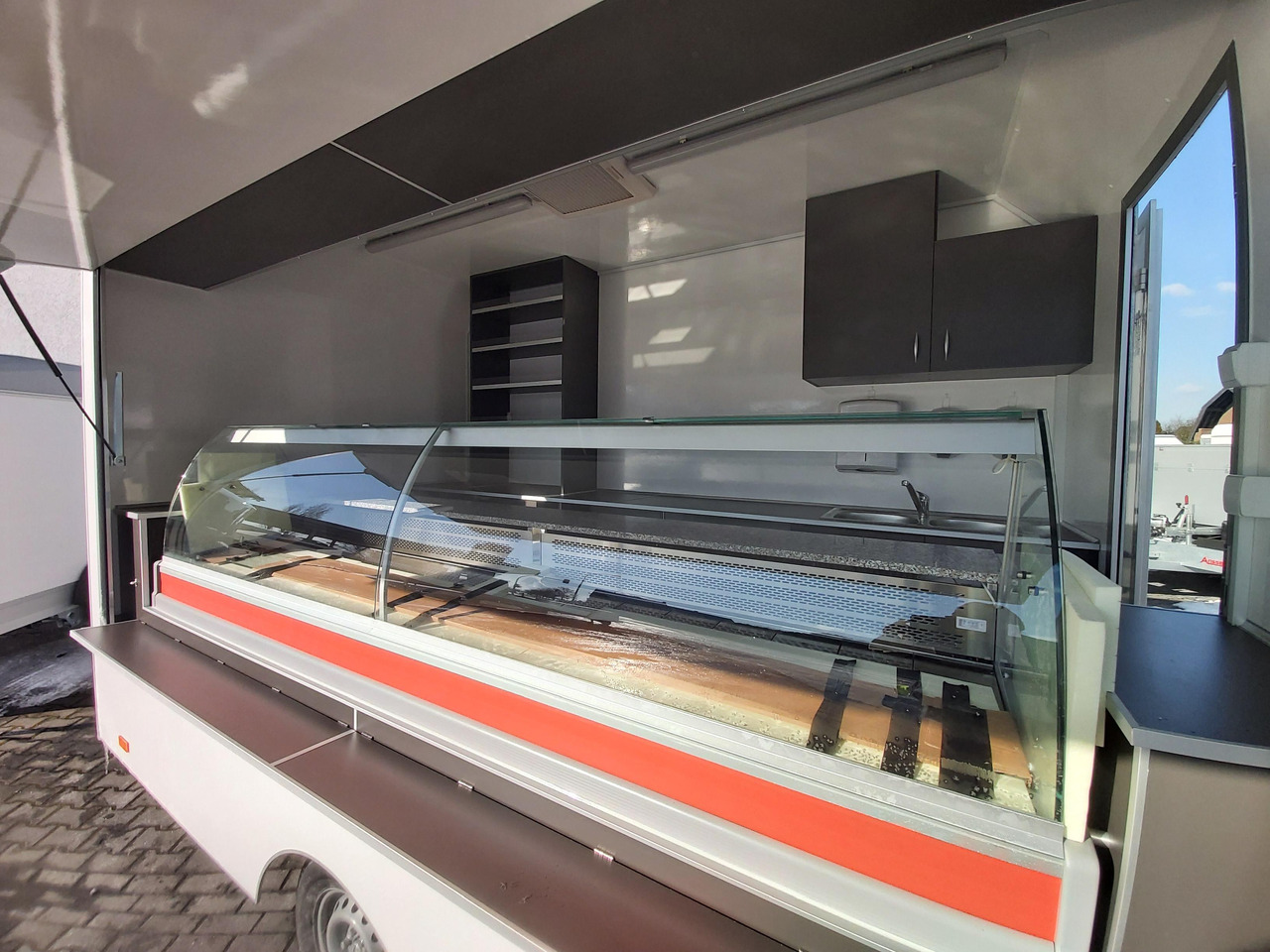 Remolque venta ambulante Verkaufsanhänger VK P 360 200 aero 360cm Verkaufsklappe Kühlthekenausstattung Profi L 1300kg: foto 7 Remolque venta ambulante Verkaufsanhänger VK P 360 200 aero 360cm Verkaufsklappe Kühlthekenausstattung Profi L 1300kg: foto 7