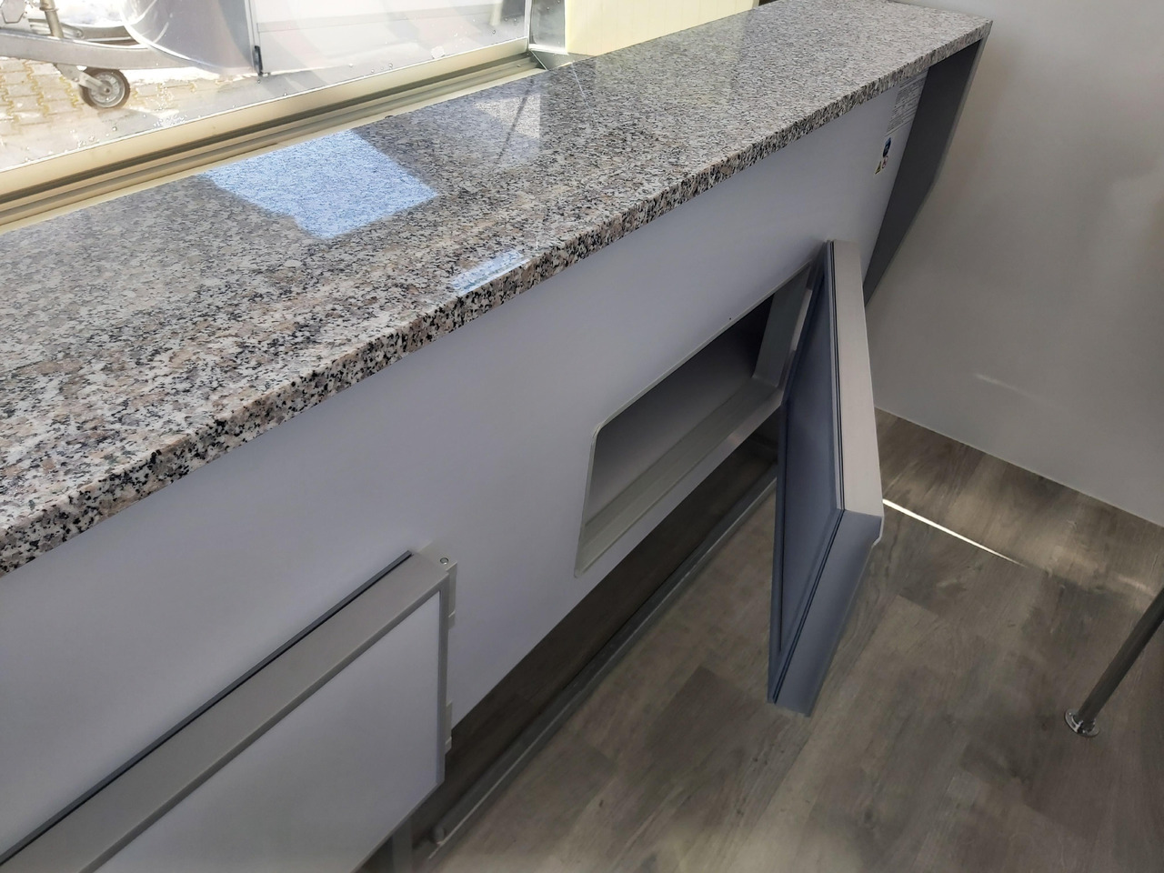 Remolque venta ambulante Verkaufsanhänger VK P 360 200 aero 360cm Verkaufsklappe Kühlthekenausstattung Profi L 1300kg: foto 9 Remolque venta ambulante Verkaufsanhänger VK P 360 200 aero 360cm Verkaufsklappe Kühlthekenausstattung Profi L 1300kg: foto 9