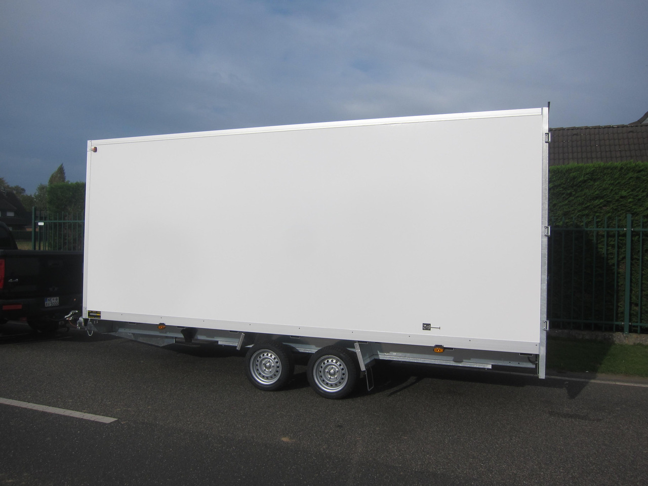 WM Meyer Kofferanhänger AZHLC 2750/210 S40 501x210x205cm niedrig Fahrgestell 13" (XXL) 2700kg - Remolque caja cerrada: foto 2 WM Meyer Kofferanhänger AZHLC 2750/210 S40 501x210x205cm niedrig Fahrgestell 13" (XXL) 2700kg - Remolque caja cerrada: foto 2
