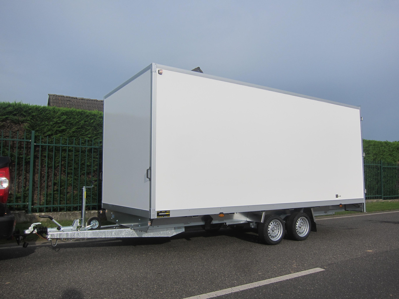 WM Meyer Kofferanhänger AZHLC 2750/210 S40 501x210x205cm niedrig Fahrgestell 13" (XXL) 2700kg - Remolque caja cerrada: foto 1 WM Meyer Kofferanhänger AZHLC 2750/210 S40 501x210x205cm niedrig Fahrgestell 13" (XXL) 2700kg - Remolque caja cerrada: foto 1
