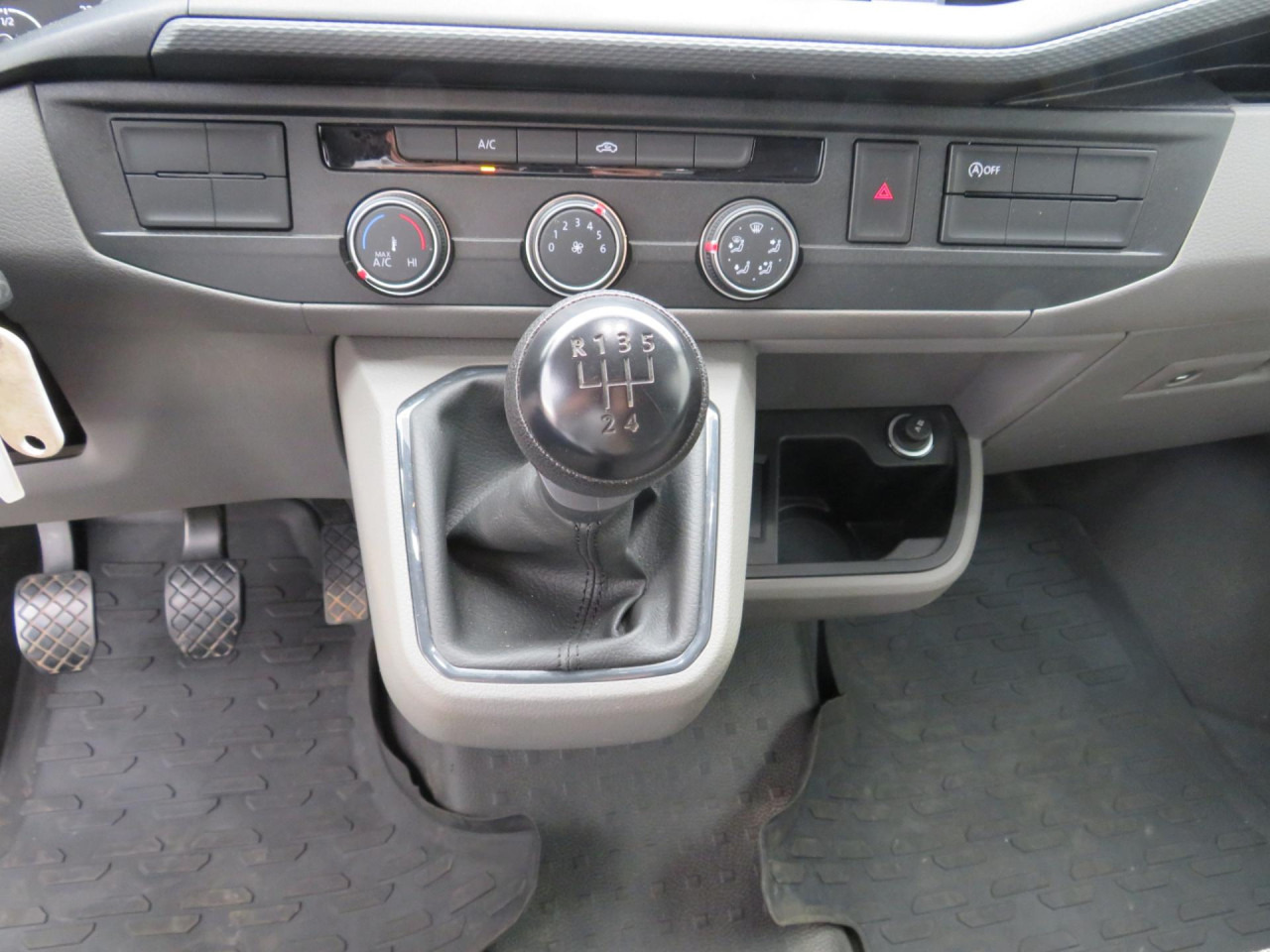 VOLKSWAGEN T6.1 Transporter 2.0 TDI Kasten Klima ZV - Furgoneta pequeña: foto 5 VOLKSWAGEN T6.1 Transporter 2.0 TDI Kasten Klima ZV - Furgoneta pequeña: foto 5