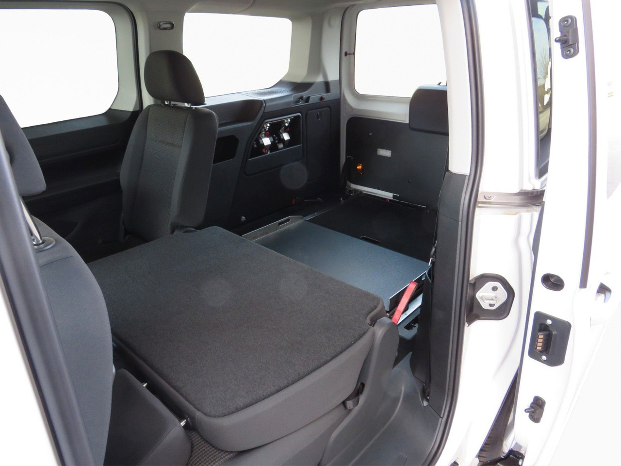 Coche Volkswagen Caddy Maxi Kombi 2.0 TDI Rollstuhl Taxirampe: foto 12