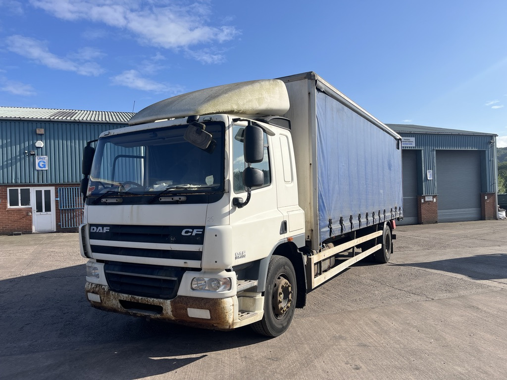Daf 65CF 220 4x2 Curtain side - Camión lona: foto 1 Daf 65CF 220 4x2 Curtain side - Camión lona: foto 1