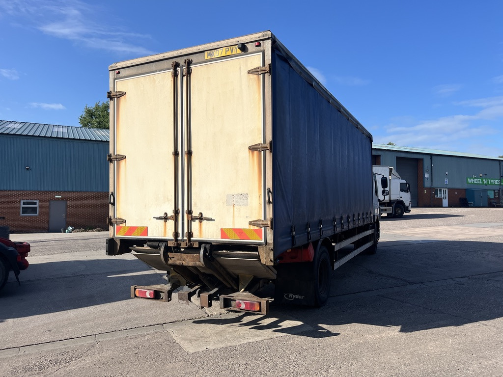 Daf 65CF 220 4x2 Curtain side - Camión lona: foto 4 Daf 65CF 220 4x2 Curtain side - Camión lona: foto 4