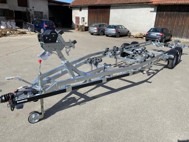 Brenderup Brenderup Premium Bootsanhänger 303500TB SRX mit Superrollen, 3,5 to. 8,7m/ 30 Fuß - Remolque para barco: foto 4 Brenderup Brenderup Premium Bootsanhänger 303500TB SRX mit Superrollen, 3,5 to. 8,7m/ 30 Fuß - Remolque para barco: foto 4