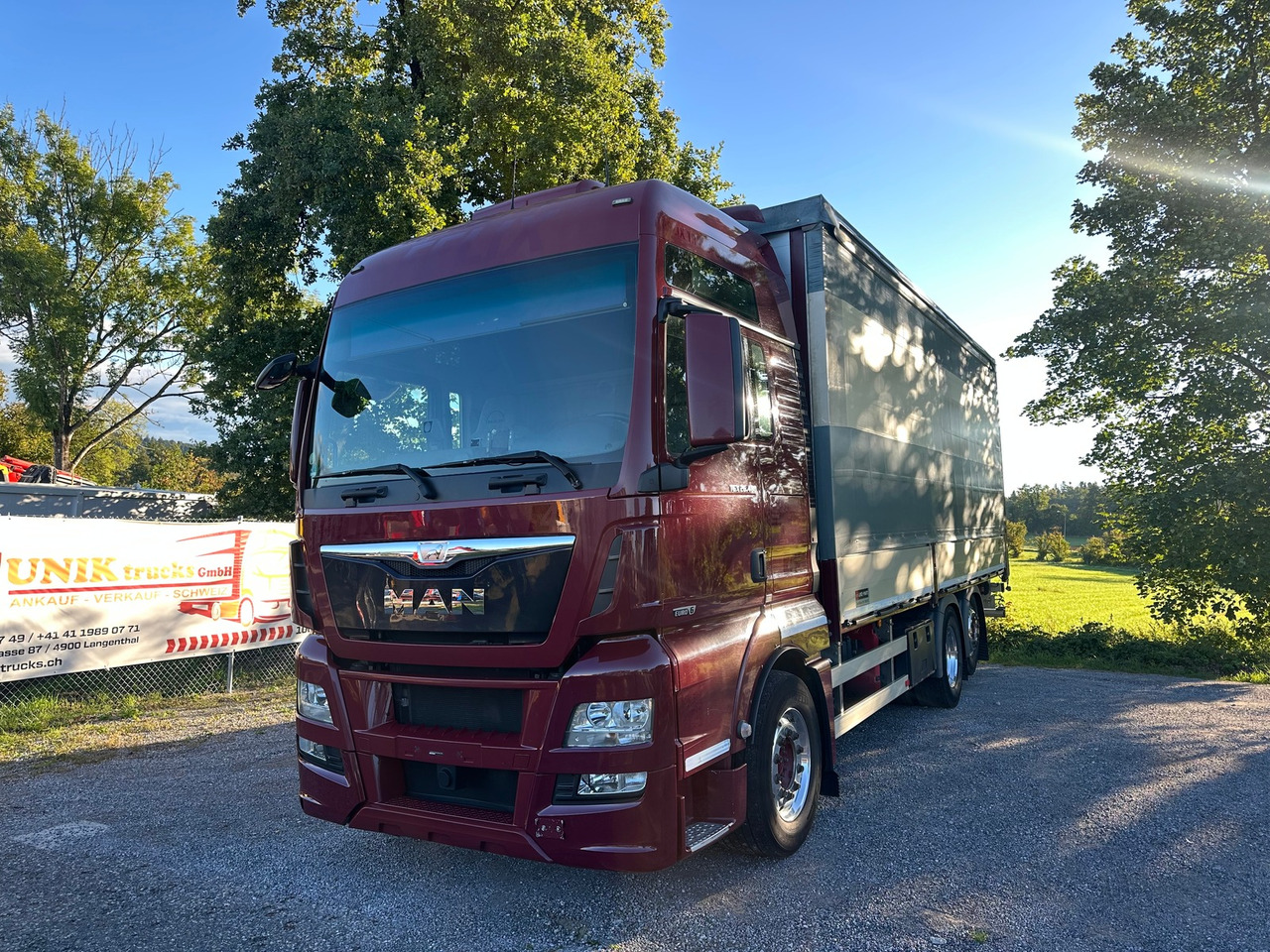 MAN TGX 26.480 6x2 Hebebühne - Camión lona: foto 1 MAN TGX 26.480 6x2 Hebebühne - Camión lona: foto 1