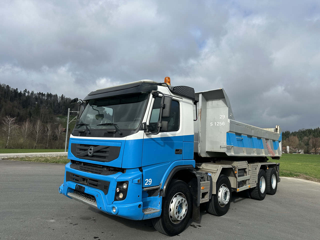 VOLVO FMX 420 440 460 480 8x4 Kettengäret sörling mulde - Camión multibasculante: foto 1 VOLVO FMX 420 440 460 480 8x4 Kettengäret sörling mulde - Camión multibasculante: foto 1