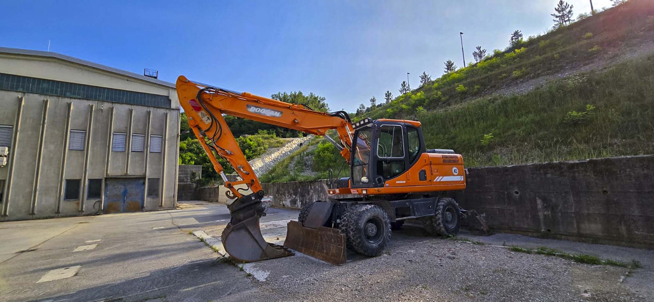 Doosan DX160W - Excavadora de ruedas: foto 1 Doosan DX160W - Excavadora de ruedas: foto 1