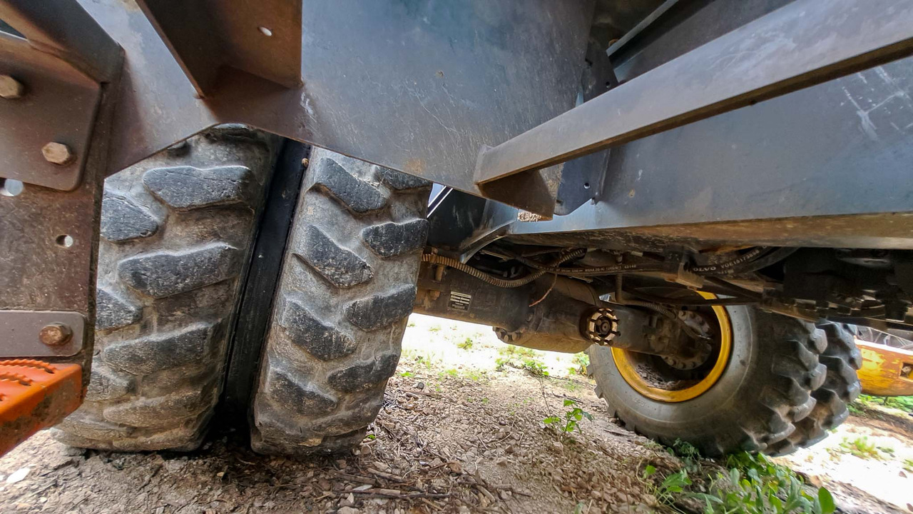 Volvo front axle 14693936 for Volvo EWR150E, EW180E, EWR170E, EW200E MH, EW160E - Eje delantero para Excavadora: foto 1 Volvo front axle 14693936 for Volvo EWR150E, EW180E, EWR170E, EW200E MH, EW160E - Eje delantero para Excavadora: foto 1