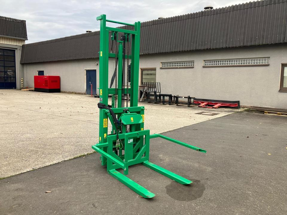 Heckstapler Dreipunkt mit Kistendrehgerät - Horquillas: foto 1 Heckstapler Dreipunkt mit Kistendrehgerät - Horquillas: foto 1