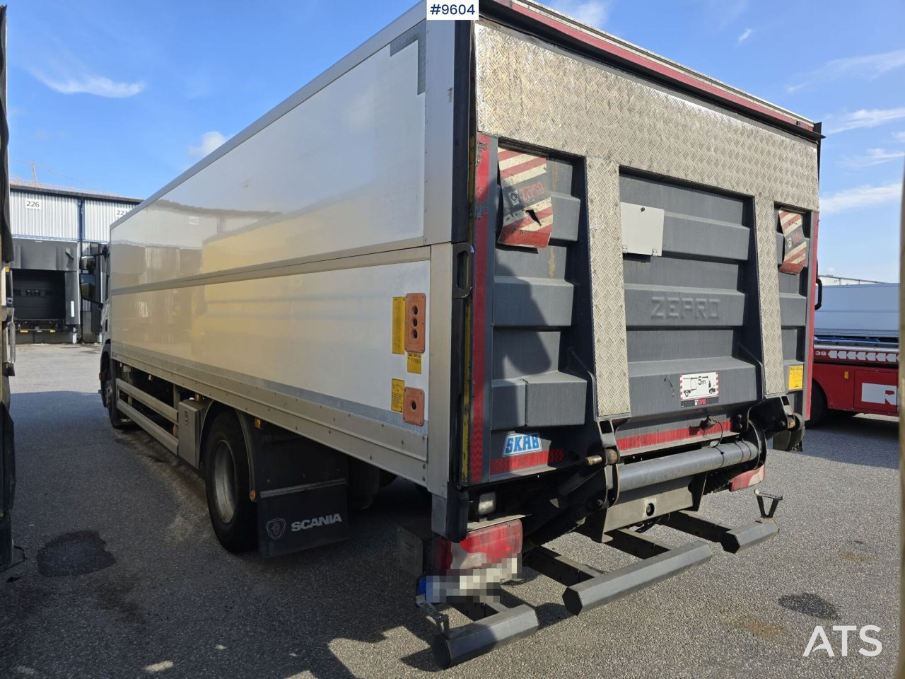 Scania P250 Liftable and lowerable body - Camión caja cerrada: foto 4 Scania P250 Liftable and lowerable body - Camión caja cerrada: foto 4