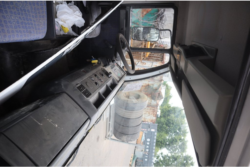 MAN F20L51 L2000 81.60000-7690 - Cabina e interior para Camión: foto 5 MAN F20L51 L2000 81.60000-7690 - Cabina e interior para Camión: foto 5