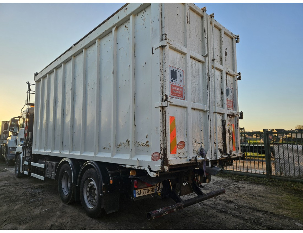 MAN TGS 26.400 6x2 steering axle lenk Tipper Crane Jonsered 1320 Z - Camión volquete, Camión grúa: foto 2 MAN TGS 26.400 6x2 steering axle lenk Tipper Crane Jonsered 1320 Z - Camión volquete, Camión grúa: foto 2