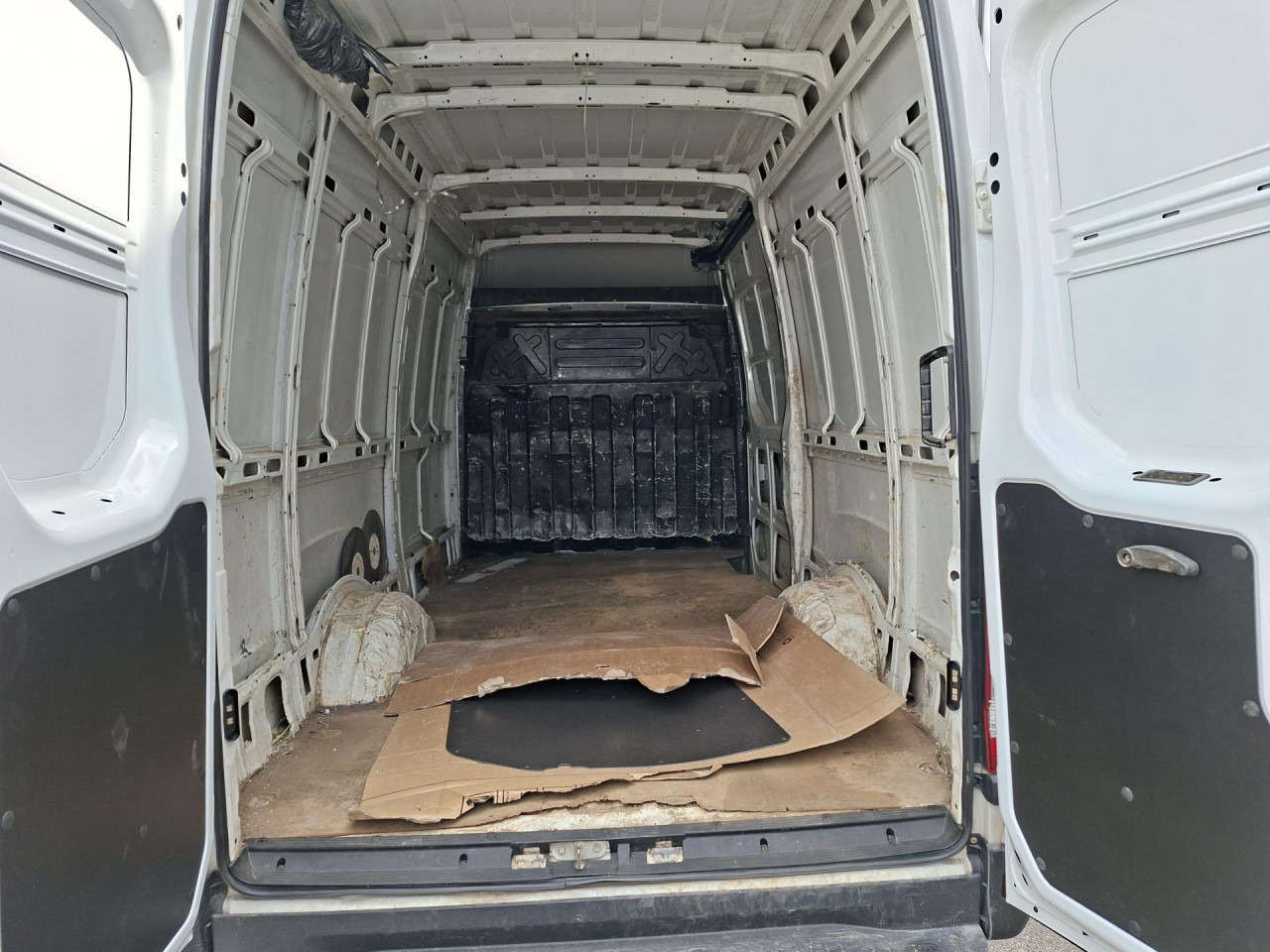 IVECO Daily 35S13V - Furgoneta de pasajeros: foto 5 IVECO Daily 35S13V - Furgoneta de pasajeros: foto 5