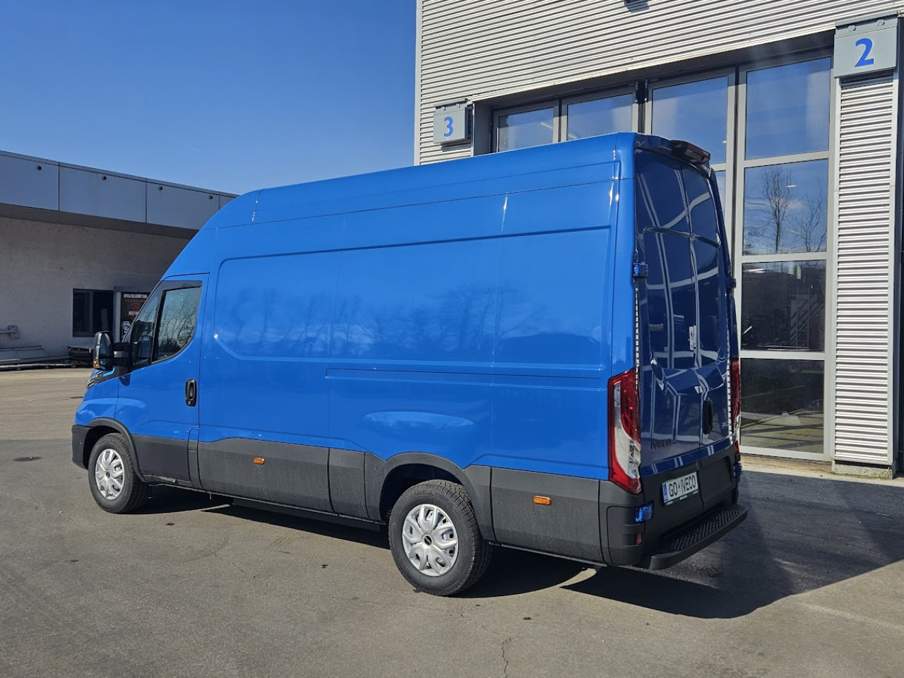 IVECO Daily ELEKTRIČNI 35 C 18H - Furgoneta de pasajeros, Furgoneta eléctrica: foto 3 IVECO Daily ELEKTRIČNI 35 C 18H - Furgoneta de pasajeros, Furgoneta eléctrica: foto 3