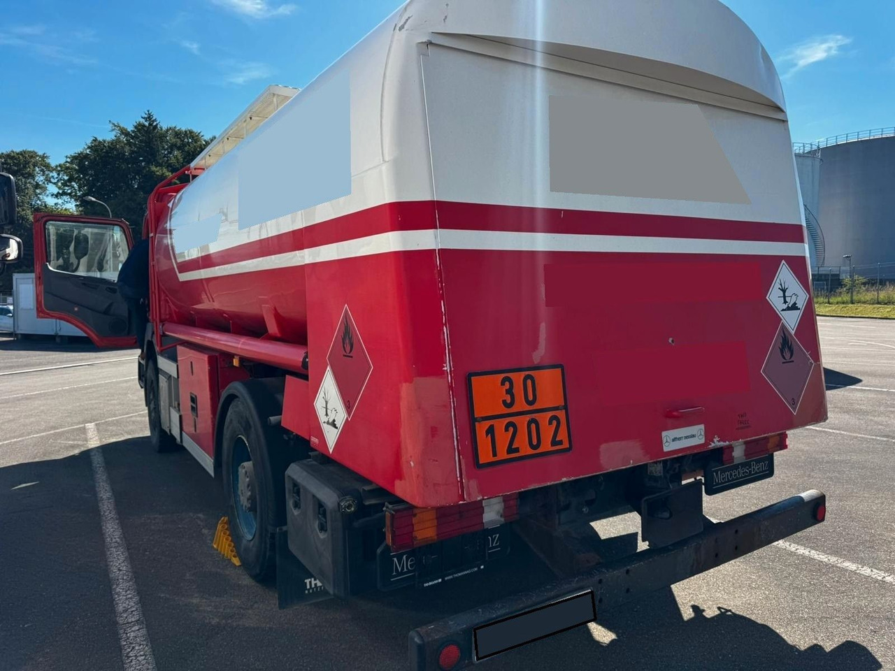 Mercedes-Benz Axor 1833, ADR, E4, 2 Kammern 1. 5000L 2. 7000L - Camión cisterna: foto 4 Mercedes-Benz Axor 1833, ADR, E4, 2 Kammern 1. 5000L 2. 7000L - Camión cisterna: foto 4