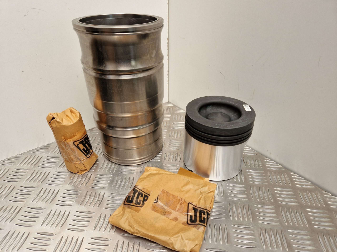 Scania 1549776 Piston Liner kit 127mm - Motor y piezas para Maquinaria de construcción: foto 1 Scania 1549776 Piston Liner kit 127mm - Motor y piezas para Maquinaria de construcción: foto 1