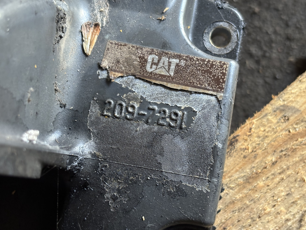 CAT Caterpillar C9 209-7291 Zespół podstawy filtra oleju 2097291 - Filtro de aceite para Maquinaria agrícola: foto 2 CAT Caterpillar C9 209-7291 Zespół podstawy filtra oleju 2097291 - Filtro de aceite para Maquinaria agrícola: foto 2