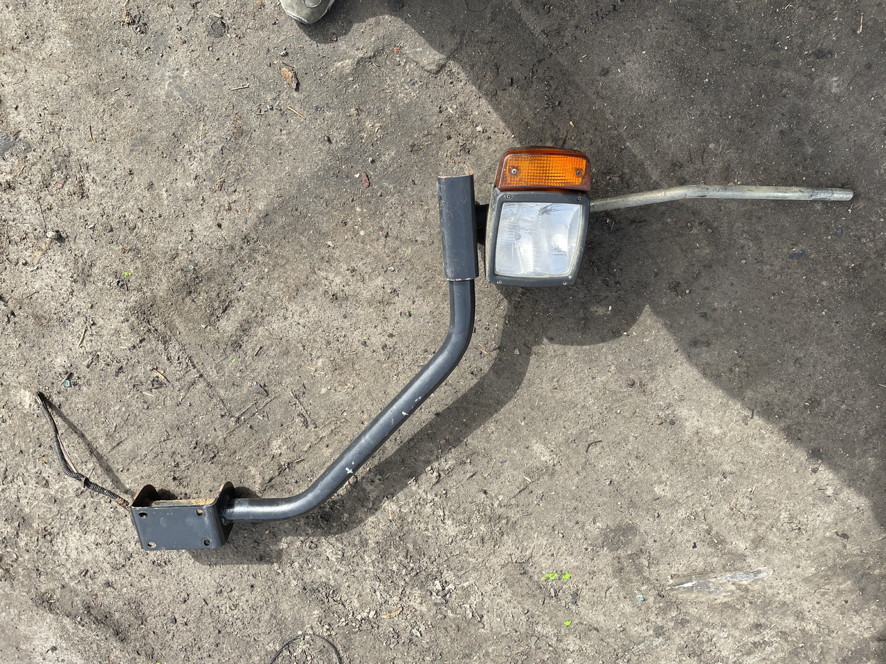 Deuzt-Fahr Agrovector 30.7 - lampy przednie reflektor - Faro delantero para Maquinaria agrícola: foto 2 Deuzt-Fahr Agrovector 30.7 - lampy przednie reflektor - Faro delantero para Maquinaria agrícola: foto 2