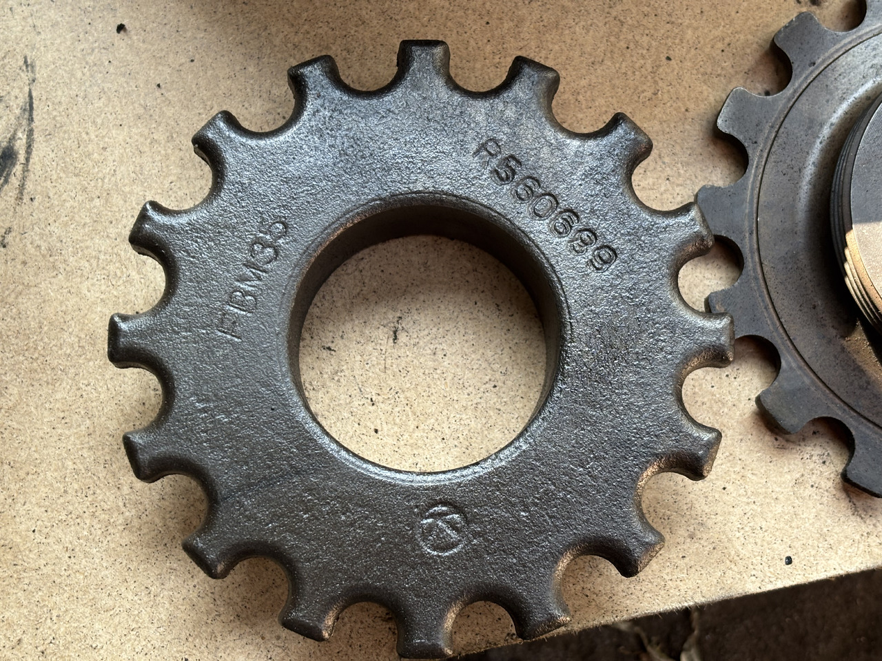 JOHN DEERE 7RXX 7R 330 7R330 Nakrętka J560689 - Piezas de freno para Maquinaria agrícola: foto 3 JOHN DEERE 7RXX 7R 330 7R330 Nakrętka J560689 - Piezas de freno para Maquinaria agrícola: foto 3