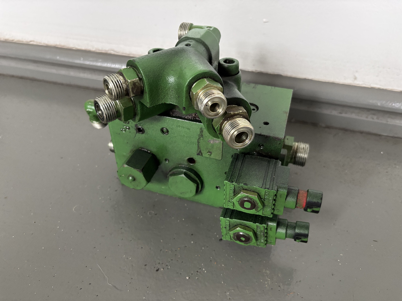 John Deere 6010 6110 6210 6310 6410 Blok Zaworowy TLS AL116954 - Válvula hidráulica para Maquinaria agrícola: foto 1 John Deere 6010 6110 6210 6310 6410 Blok Zaworowy TLS AL116954 - Válvula hidráulica para Maquinaria agrícola: foto 1