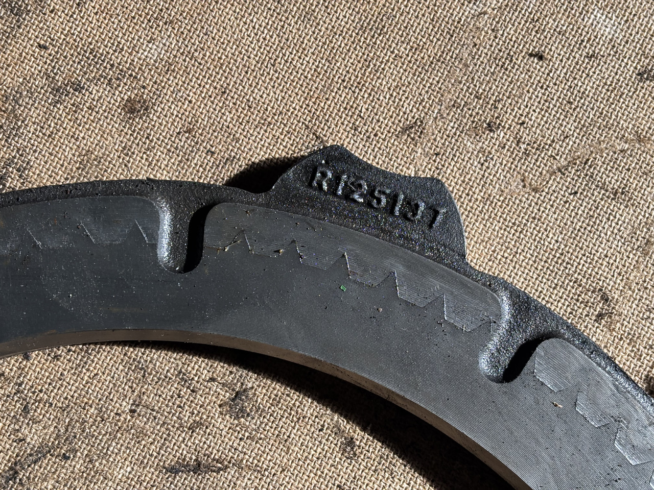 John Deere 7600 7610 7810 7720 7810 Docisk Hamulca Płytka R125137 - Piezas de freno para Maquinaria agrícola: foto 2 John Deere 7600 7610 7810 7720 7810 Docisk Hamulca Płytka R125137 - Piezas de freno para Maquinaria agrícola: foto 2