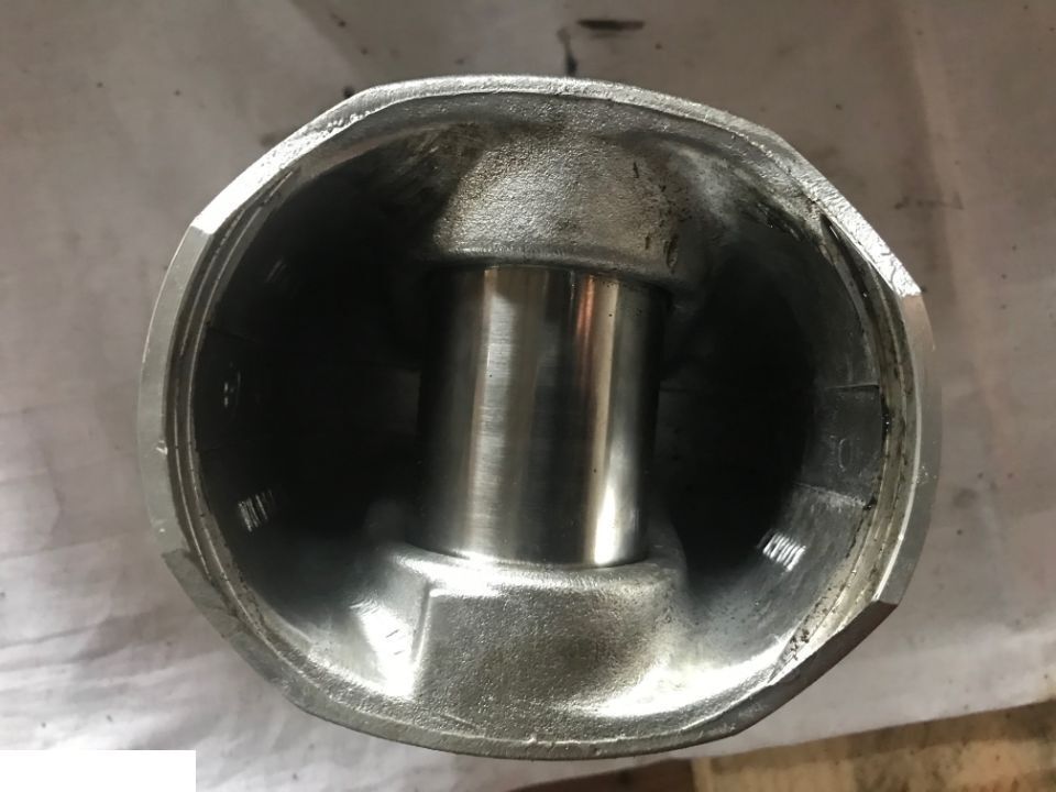 Tłok silnika John Deere 6068 Re15596 , Re19279 - Pistones/ Anillos/ Bujes para Maquinaria agrícola: foto 2 Tłok silnika John Deere 6068 Re15596 , Re19279 - Pistones/ Anillos/ Bujes para Maquinaria agrícola: foto 2