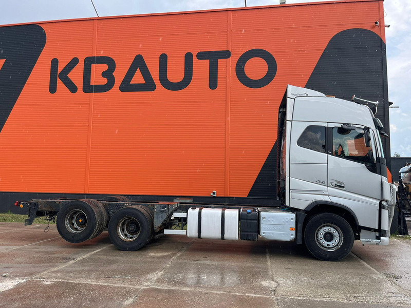 Volvo FH 750 6x4 CHASSIS L=6970 / RETARDER / PTO / TANDEM AXLE LIFT - Camión chasis: foto 4 Volvo FH 750 6x4 CHASSIS L=6970 / RETARDER / PTO / TANDEM AXLE LIFT - Camión chasis: foto 4