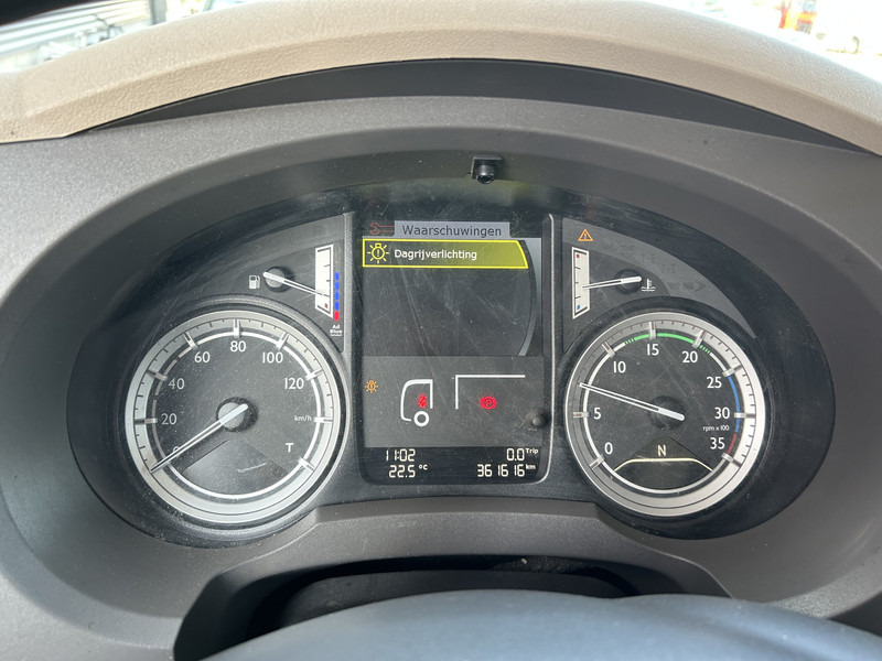DAF LF 210 FA / 12 Ton / 361 dkm / Curtainside / Loadlift / NL Truck - Camión lona: foto 4 DAF LF 210 FA / 12 Ton / 361 dkm / Curtainside / Loadlift / NL Truck - Camión lona: foto 4