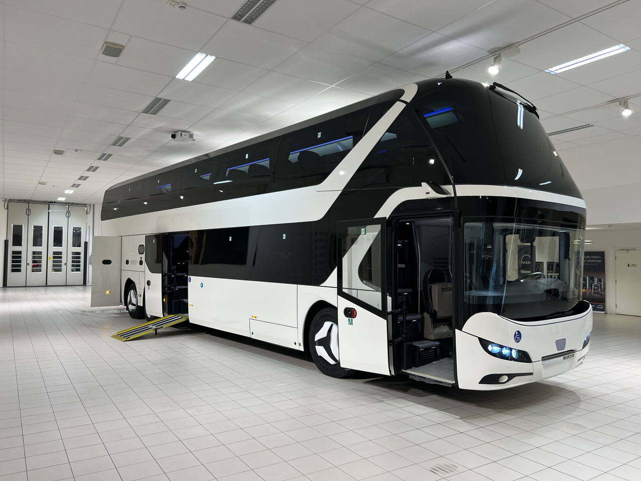 NEOPLAN SKYLINER P06 Euro 6E V.I.P / Exclusive Class (Dark Edition) - Autocar: foto 1 NEOPLAN SKYLINER P06 Euro 6E V.I.P / Exclusive Class (Dark Edition) - Autocar: foto 1