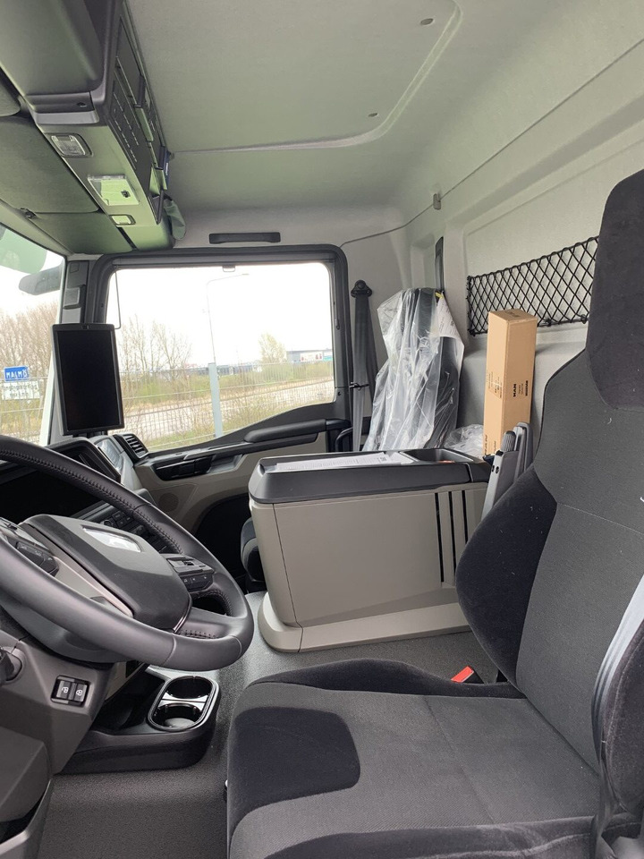 TGM 18.290 4×2 LL Skåp Öppningsbar sida - Camión caja cerrada: foto 4 TGM 18.290 4×2 LL Skåp Öppningsbar sida - Camión caja cerrada: foto 4