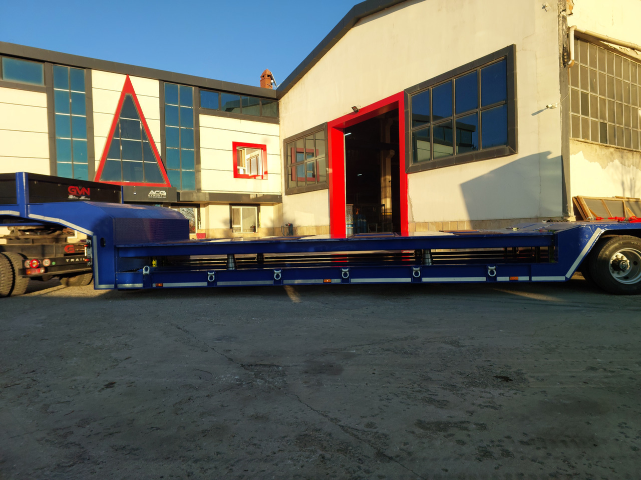 GVN Trailer 2 AXLE HYDRAULIC PLATFORM LOWBED - Semirremolque góndola rebajadas: foto 3 GVN Trailer 2 AXLE HYDRAULIC PLATFORM LOWBED - Semirremolque góndola rebajadas: foto 3