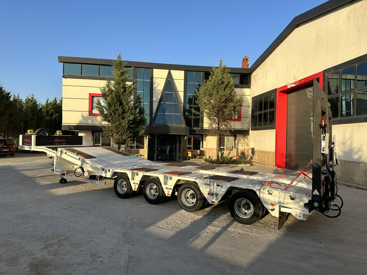 GVN Trailer 4 AXLE HYDRAULIC PLATFORM LOWBED - Semirremolque góndola rebajadas: foto 3 GVN Trailer 4 AXLE HYDRAULIC PLATFORM LOWBED - Semirremolque góndola rebajadas: foto 3