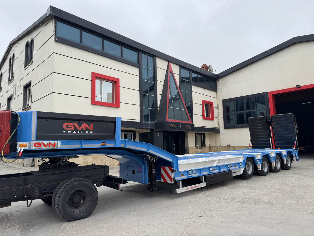 GVN Trailer 4 AXLE LOWBED WITH WHEEL RECESSES - Semirremolque góndola rebajadas: foto 2 GVN Trailer 4 AXLE LOWBED WITH WHEEL RECESSES - Semirremolque góndola rebajadas: foto 2