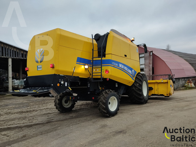 Cosechadora de granos para transporte de alimentos New Holland TC 5.90: foto 6