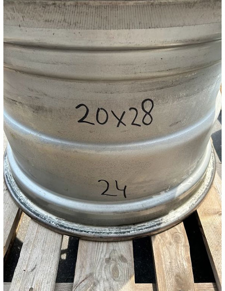 New Holland velg 20 x 28 - Llanta: foto 1 New Holland velg 20 x 28 - Llanta: foto 1