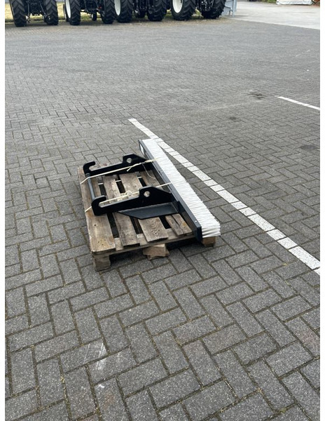 Tobroco Veegborstel 150 cm Giant aanspan - Barredora cucharón para Maquinaria de construcción: foto 3 Tobroco Veegborstel 150 cm Giant aanspan - Barredora cucharón para Maquinaria de construcción: foto 3