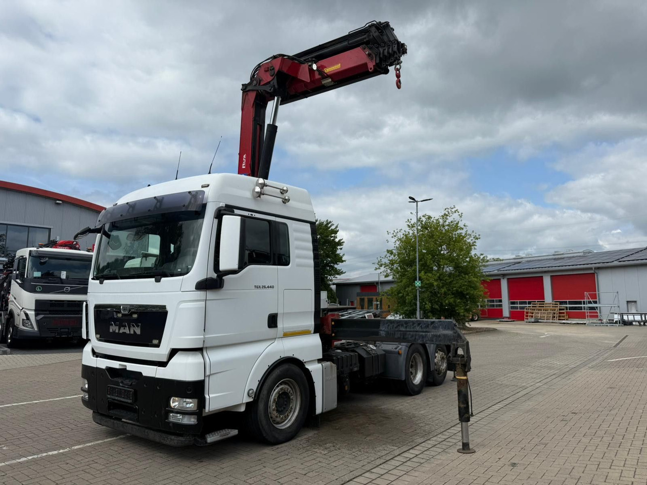MAN TGX 26.440 6x2 mit HMF 3000-5 Kran TÜV NEU - Cabeza tractora: foto 1 MAN TGX 26.440 6x2 mit HMF 3000-5 Kran TÜV NEU - Cabeza tractora: foto 1